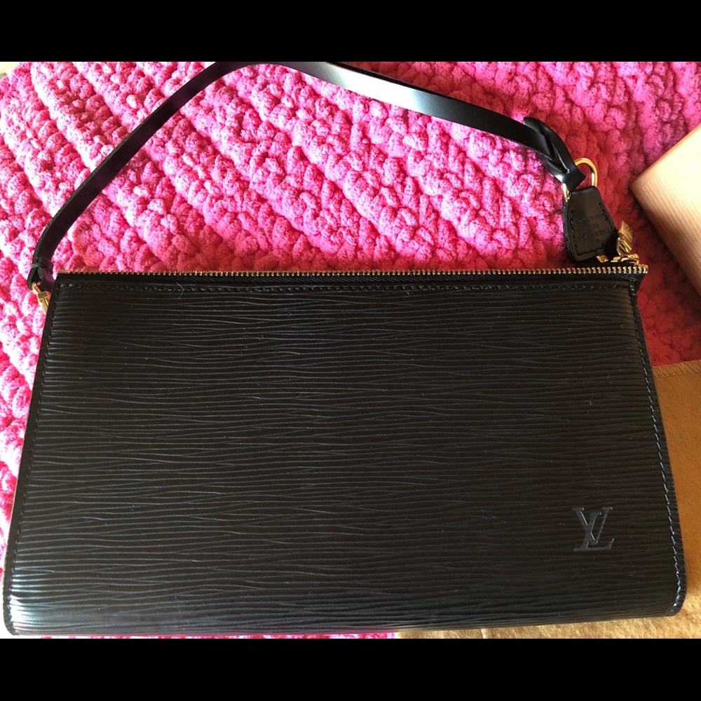 ***FINAL SALE***AUTH Louis Vuitton EPI Wristlet